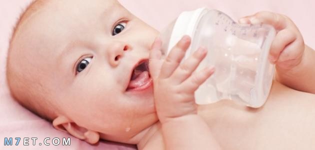 متى يشرب الطفل الرضيع الماء وكم يحتاج يوميًا ماميتو