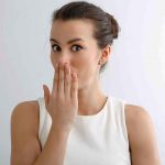 أبرز 6 عادات تسبب رائحة الفم الكريهة وطرق علاجها