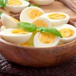 فوائد البيض المسلوق وأيهما أفضل تناوله في الفطور أم العشاء