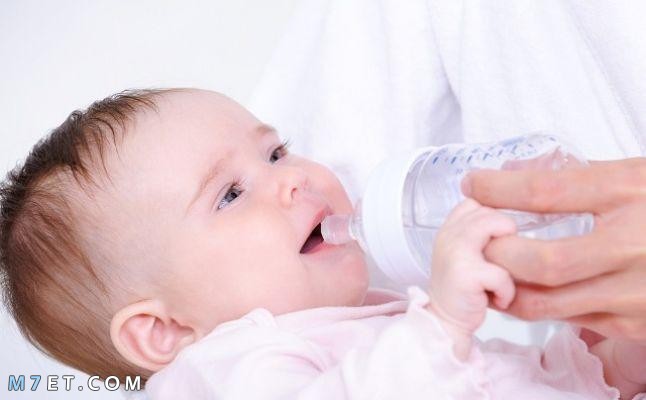اضرار شرب الماء للطفل الرضيع