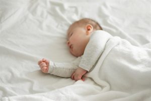 متى ينتظم نوم الرضيع؟
