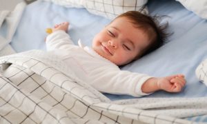 متى ينتظم نوم الرضيع؟