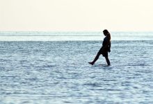 Photo of المشي على الماء في المنام للعزباء والمتزوجة والرجل